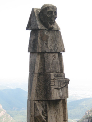 monstruo en forma de obelisco